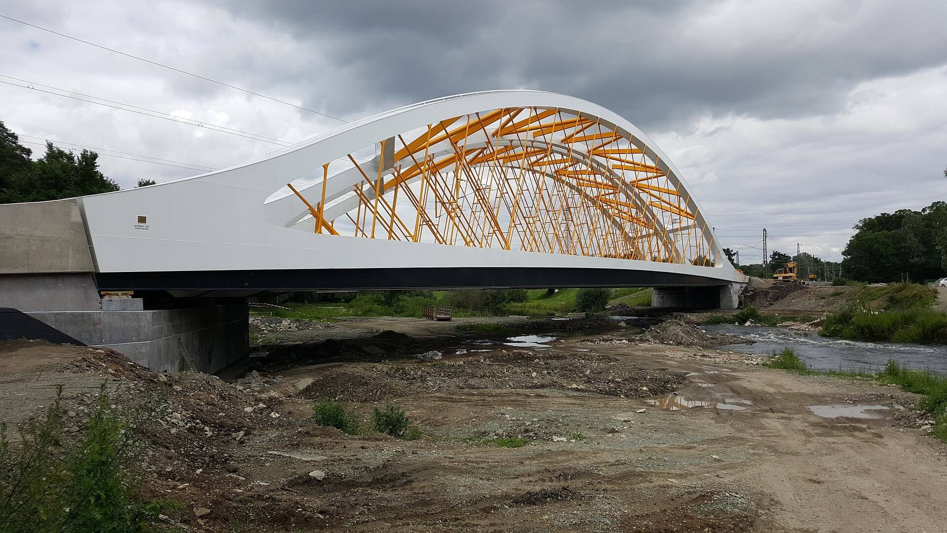 Nový jednopólový most (dva mosty pro každou kolej zvlášť) se síťovanými oblouky.